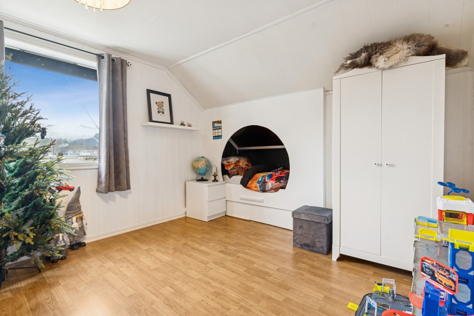 Soverom to er også av god størrelse, her har du plassbygget seng. Galleribilde