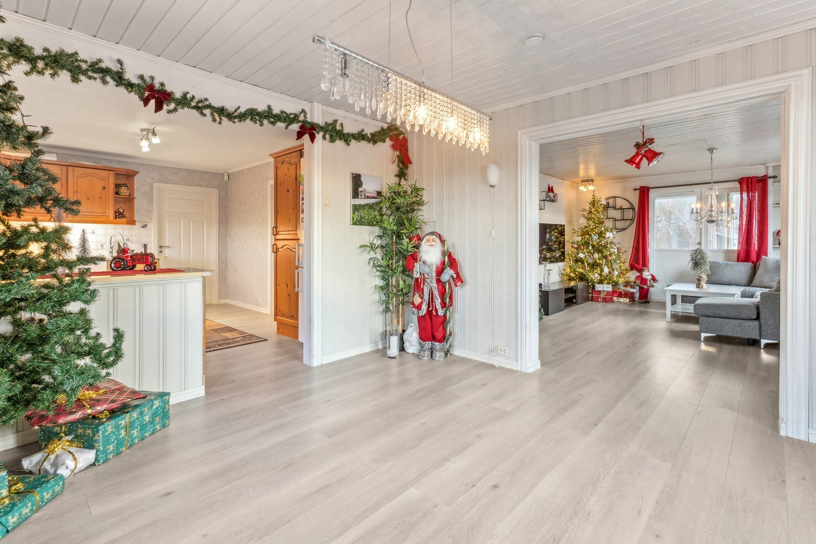 Det er en åpen løsning inn mot kjøkkenet. Galleribilde