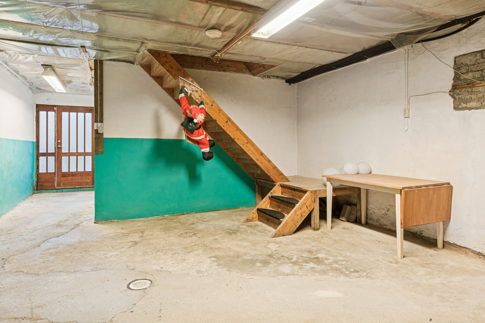 Kjellerhall med trapp opp til gangen i hovedetasje. Galleribilde