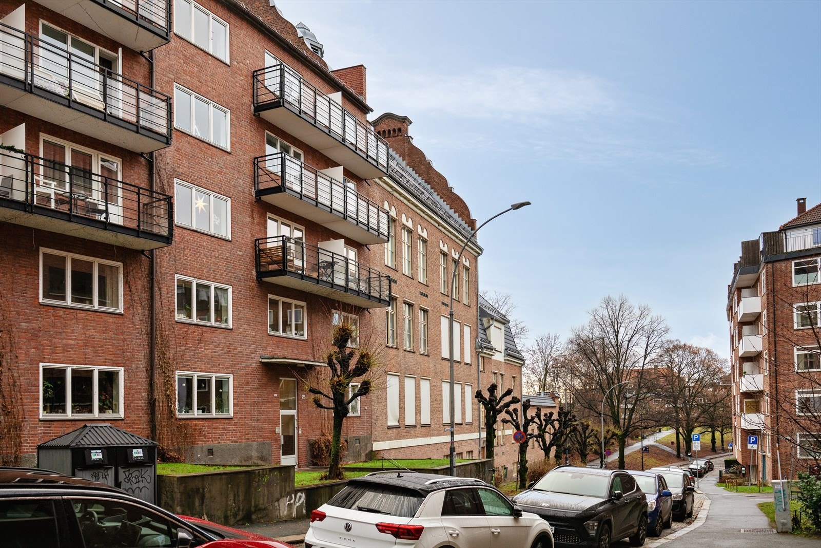 Attraktiv beliggenhet med kort vei til dagligvare, shopping, caféer og restauranter samt offentlig kommunikasjon. Galleribilde