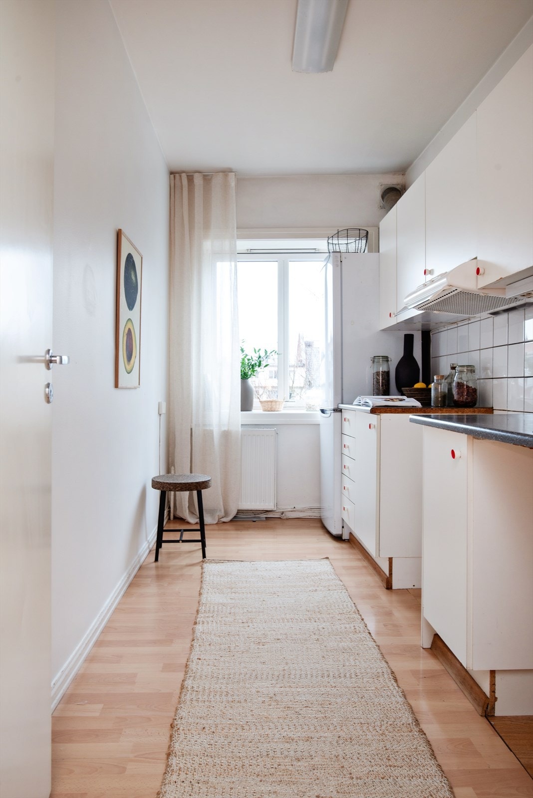 Eldre kjøkkeninnredning med slette fronter. Galleribilde