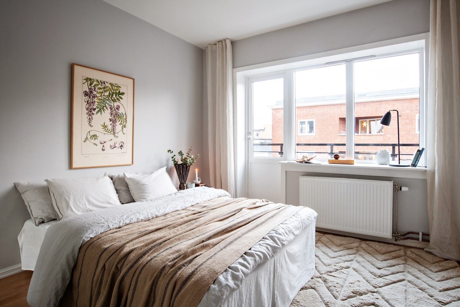 Romslig hovedsoverom med plass til dobbeltseng og nattbord på hver side. Galleribilde