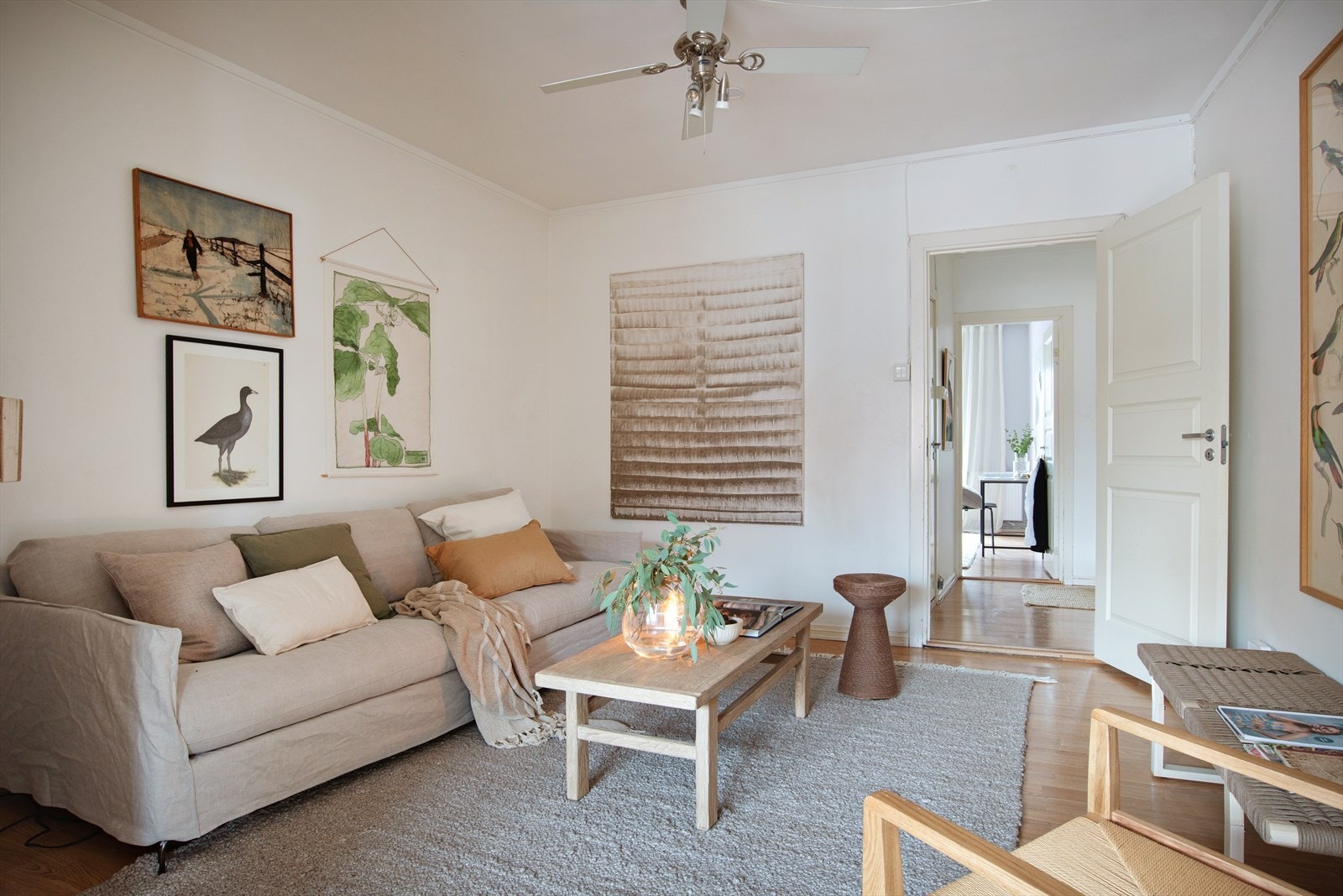 Her har du gode møbleringsmuligheter med god plass til sittegruppe og annet møblement i forstuen. Galleribilde