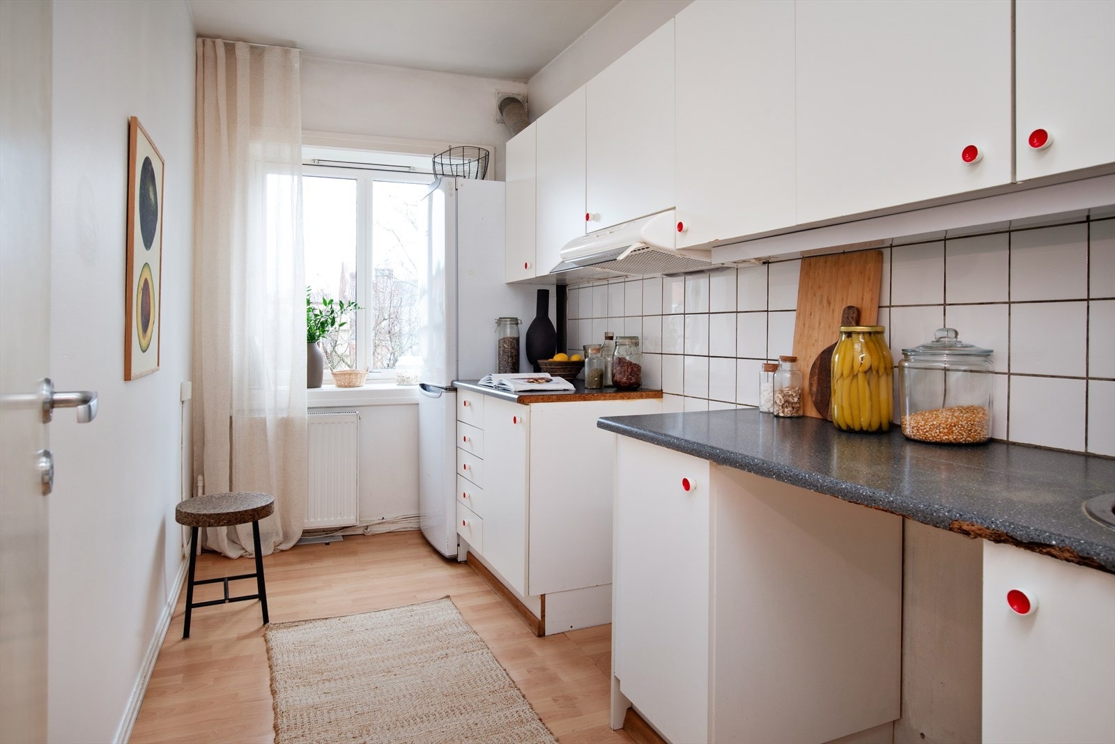 Ventilator med kullfilter over komfyr. Plass til frittstående komfyr, oppvaskmaskin og kjøl/frys. Galleribilde