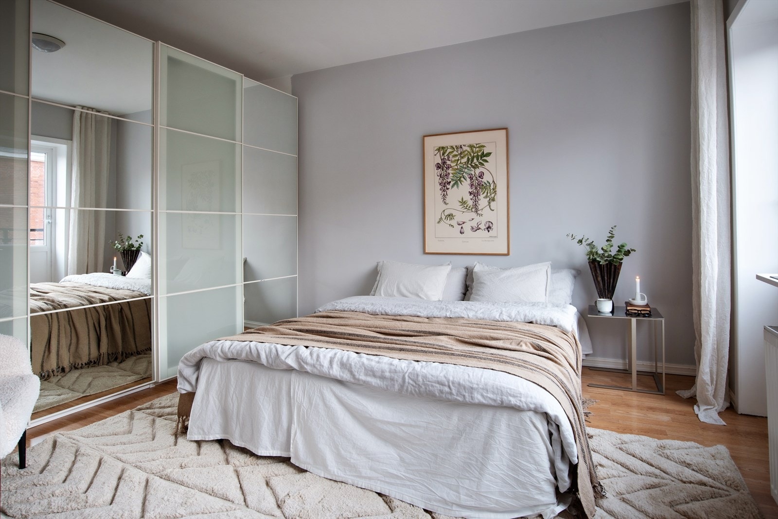 Her er det etablert en stor skyvedørsgarderobe. Galleribilde