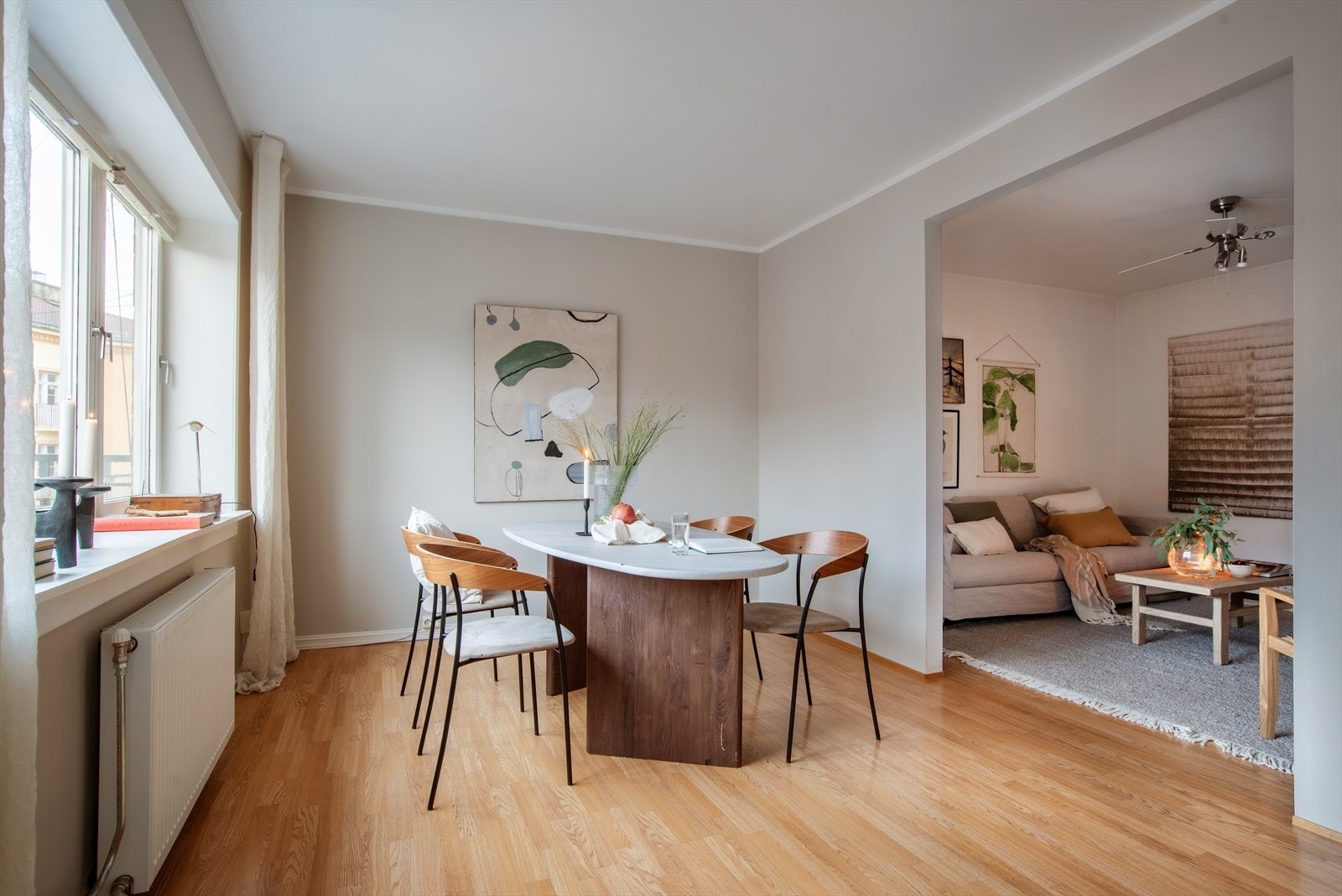 Stue/spisestue med god plass til romslig spisebord. Galleribilde