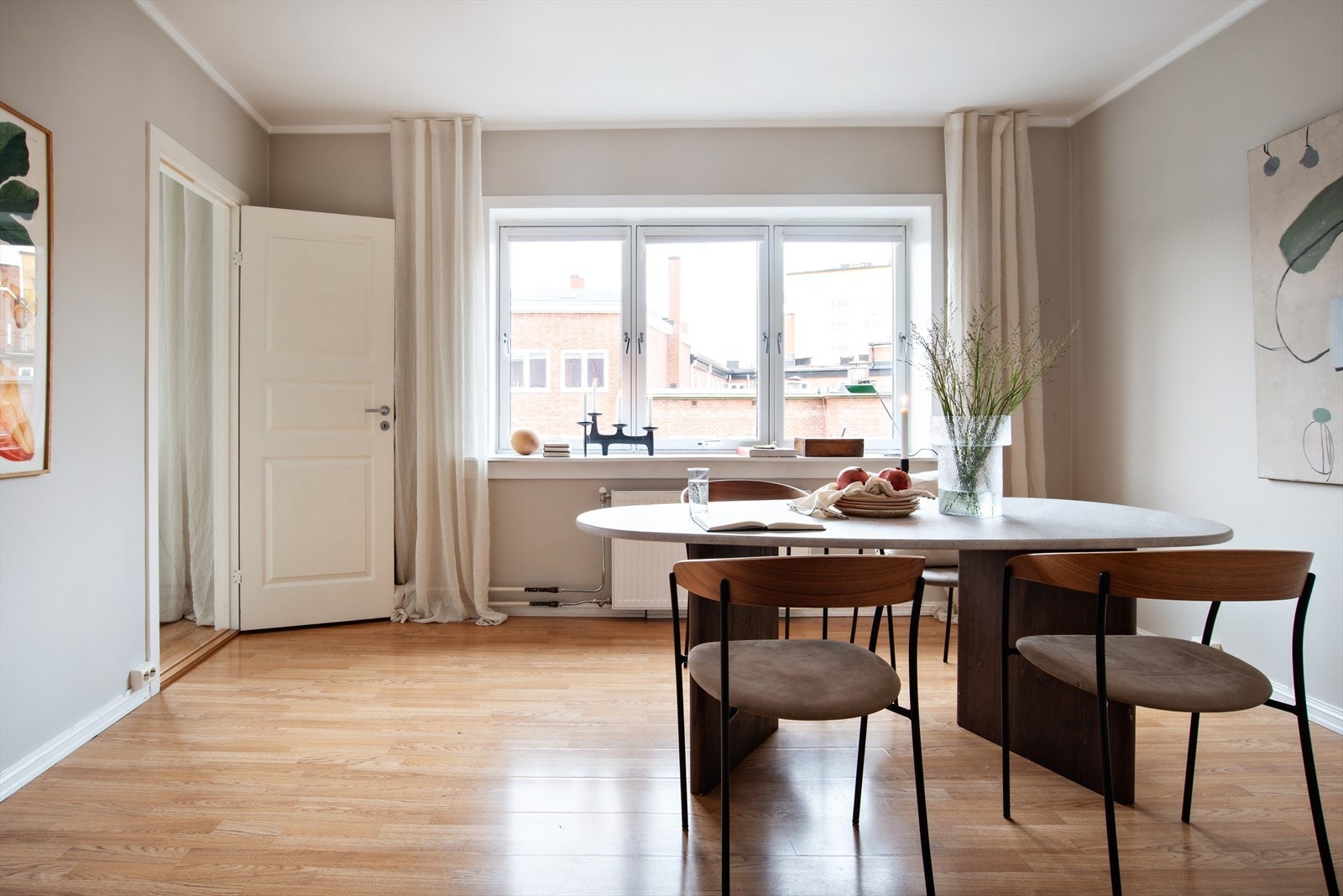 Stort vindu i spisestuen som skaper mye naturlig lysinnslipp. Galleribilde