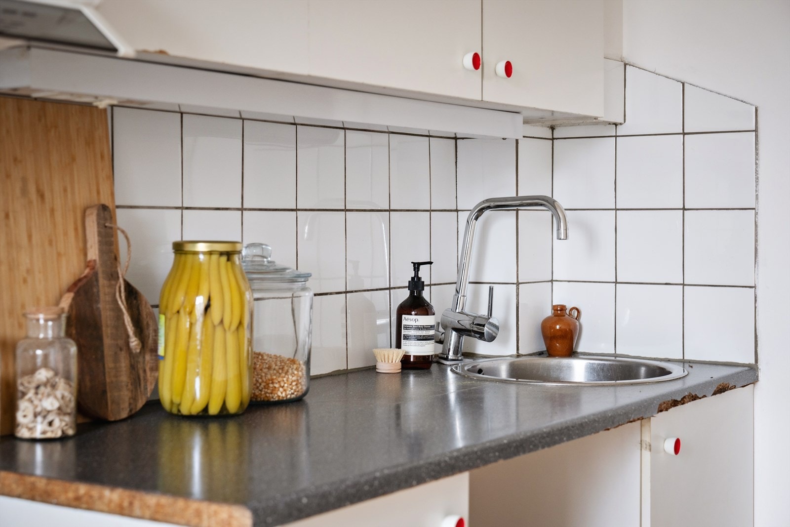 Fliser over laminat benkeplate med oppvaskkum og 1-greps blandebatteri. Galleribilde