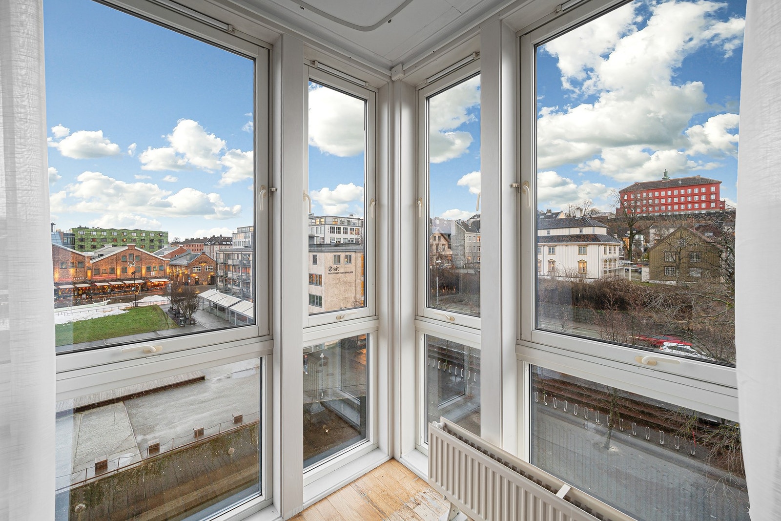 Fra leilighetens hjørnevinduer har man en flott utsikt. Galleribilde