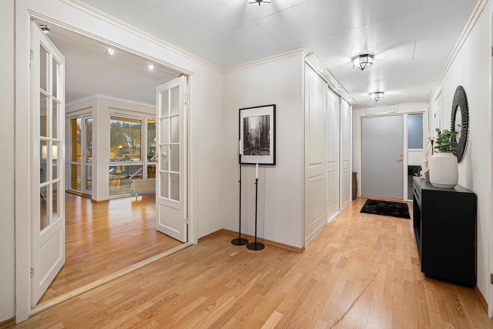 Entrè med god plass for sko og yttertøy i bl.a skyvedørsgarderobe. Galleribilde