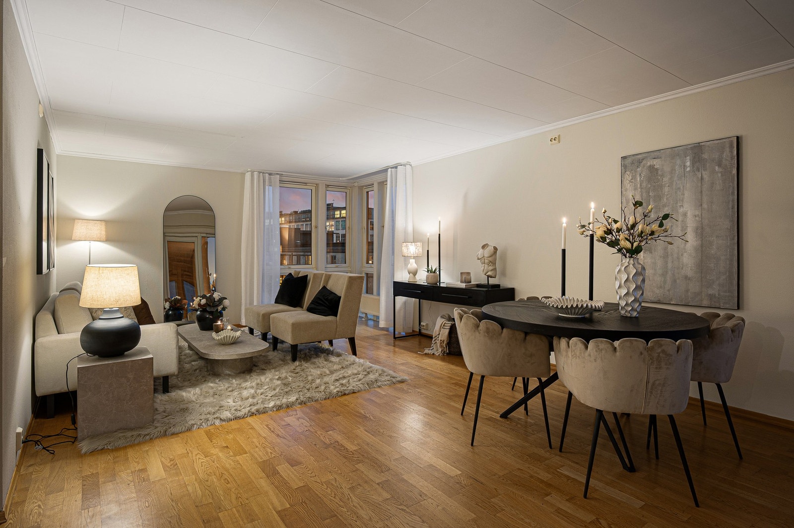 Legg merke til hjørnevinduene som sikrer rikelig med lysinnslipp og flott utsikt over området. Galleribilde