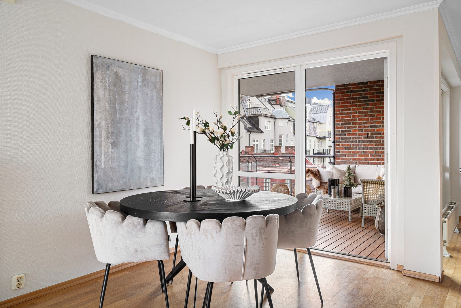 Sentralt plassert mellom stue og kjøkken har man utgang til balkong. Galleribilde