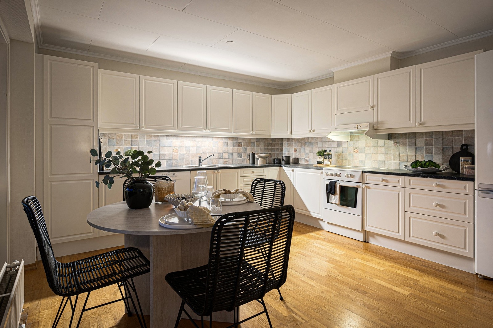 Romslig kjøkken med enormt mye skap og benkeplass. Galleribilde