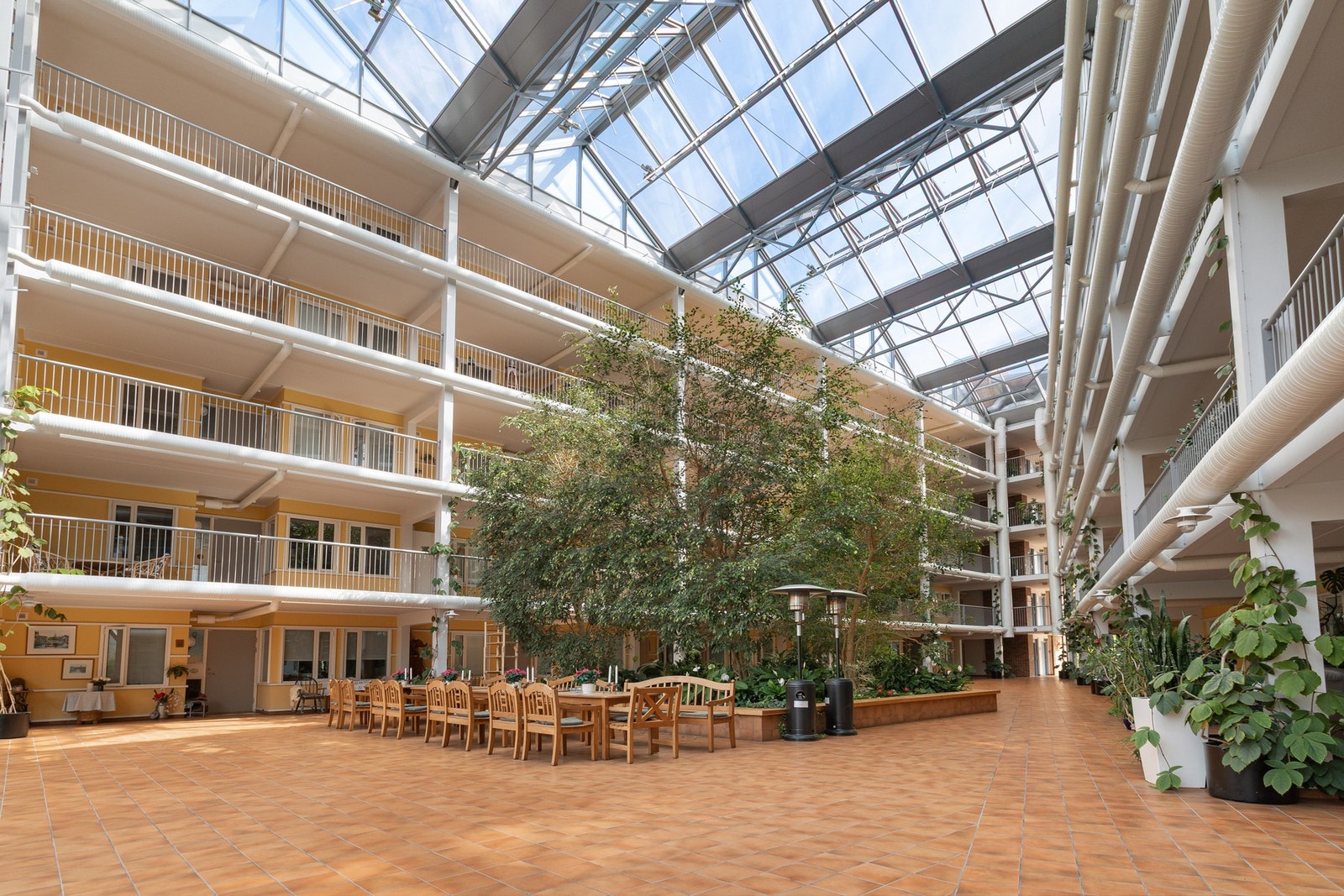 Pent opparbeidet med trær og busker, samt gode sittegrupper for sosiale sammenkomster. Galleribilde