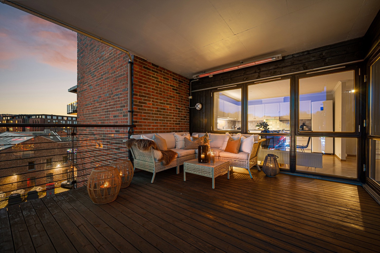 Leiligheten har en romslig og fin overbygd balkong på ca 14.7 kvm, balkongen har stor bruksverdi året rundt. Galleribilde