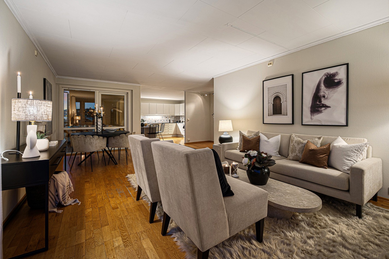 Fra stuen er det utgang til balkong med gode solforhold. Galleribilde