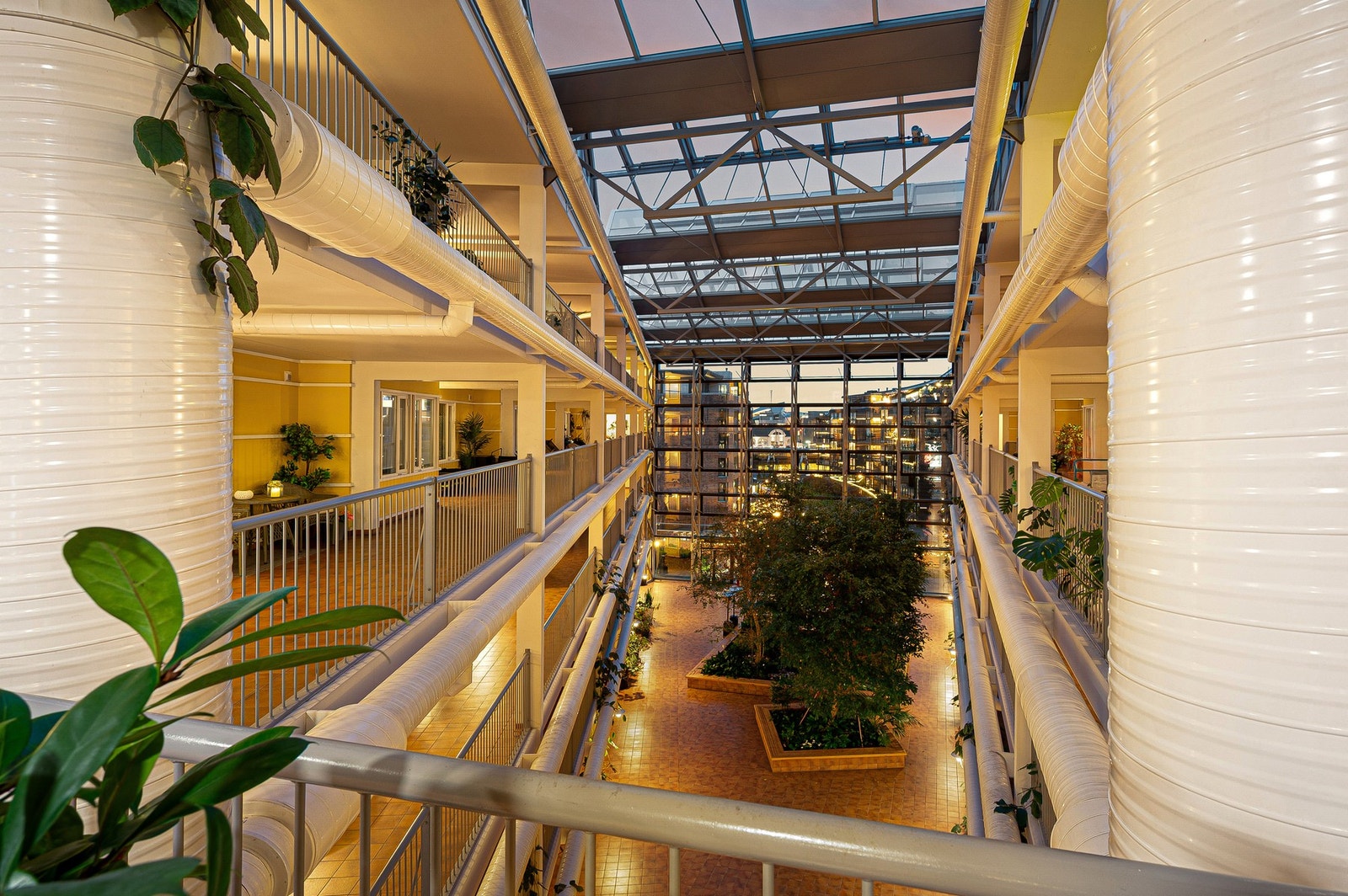 Svært flotte fellesarealer for sameiet med god takhøyde og mye naturlig lysinnslipp. Galleribilde