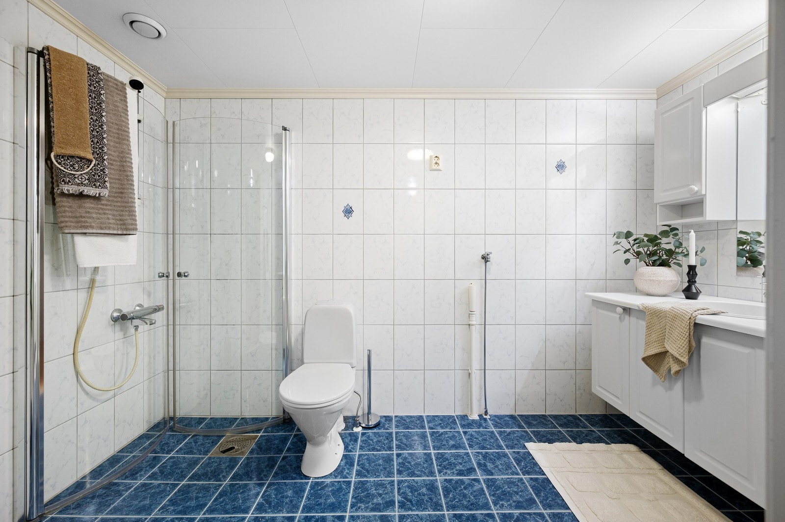 Romslig tidløst flislagt bad. Galleribilde