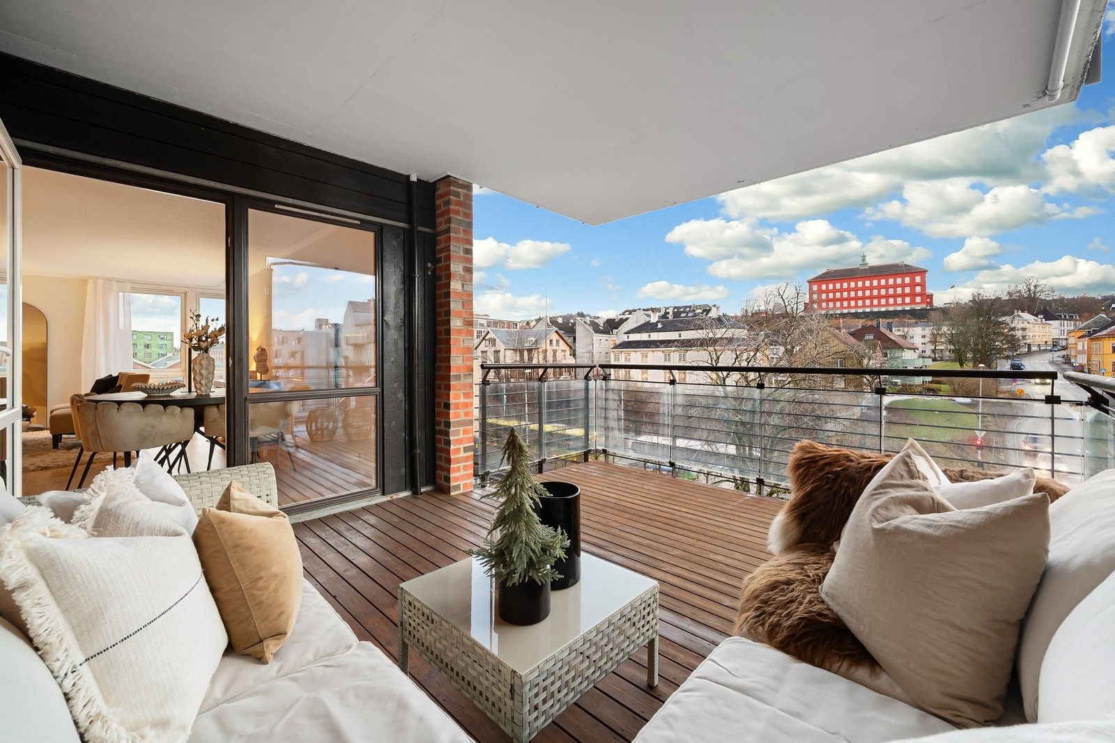 Herlig balkong på ca 14.7 kvm med gode solforhold. Galleribilde