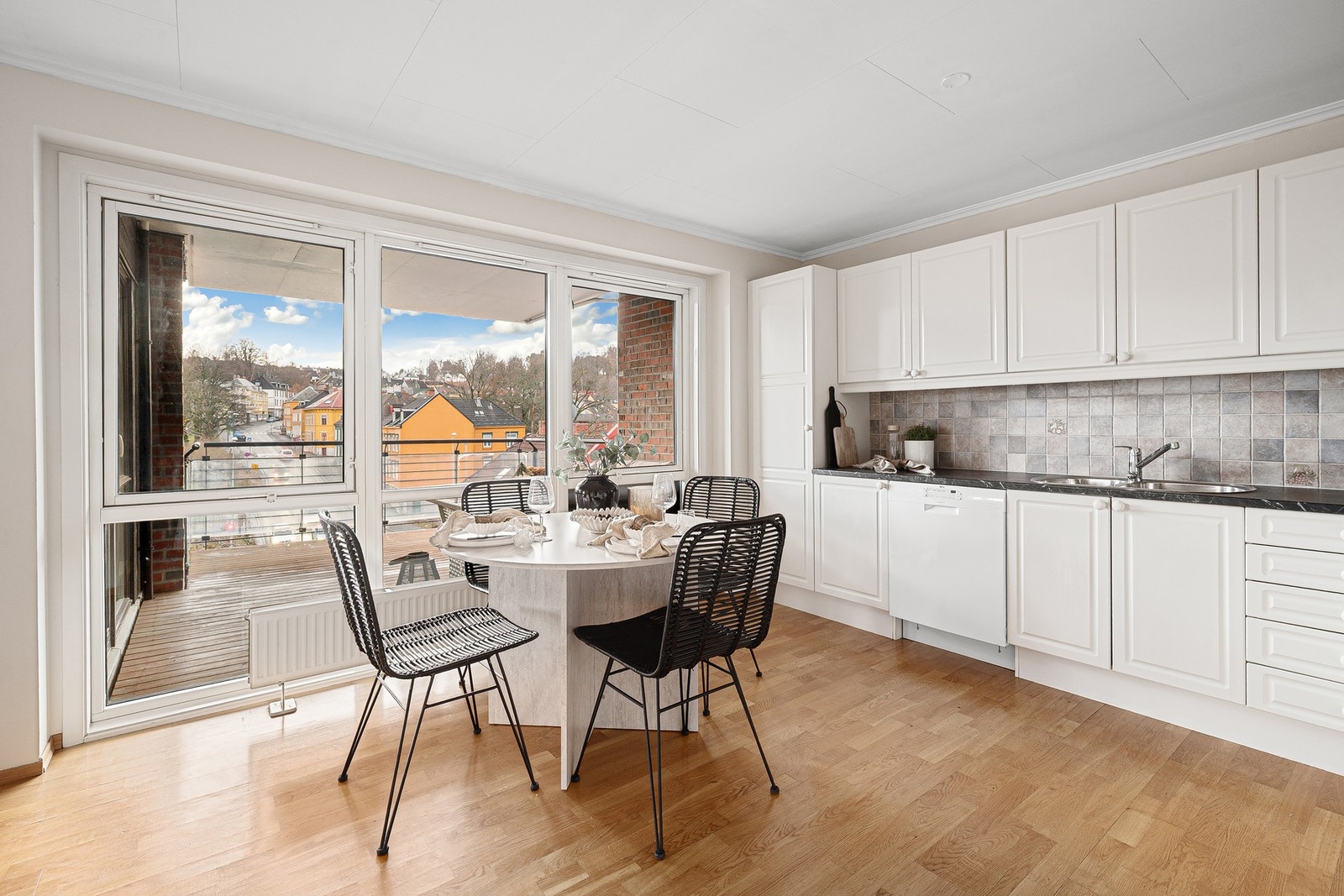 Kjøkkenet har også plass for spisebord. Store vindusposter beriker kjøkkenet med masse naturlig lys. Galleribilde