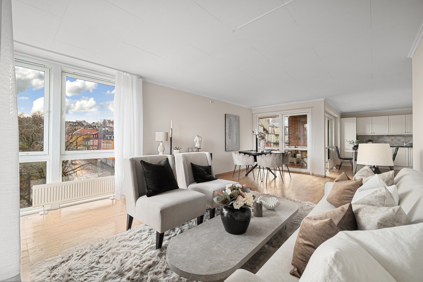 Leiligheten er holdt i lyse og nøytrale fargetoner, gjennomgående for leiligheten er en meget bra planløsning. Galleribilde