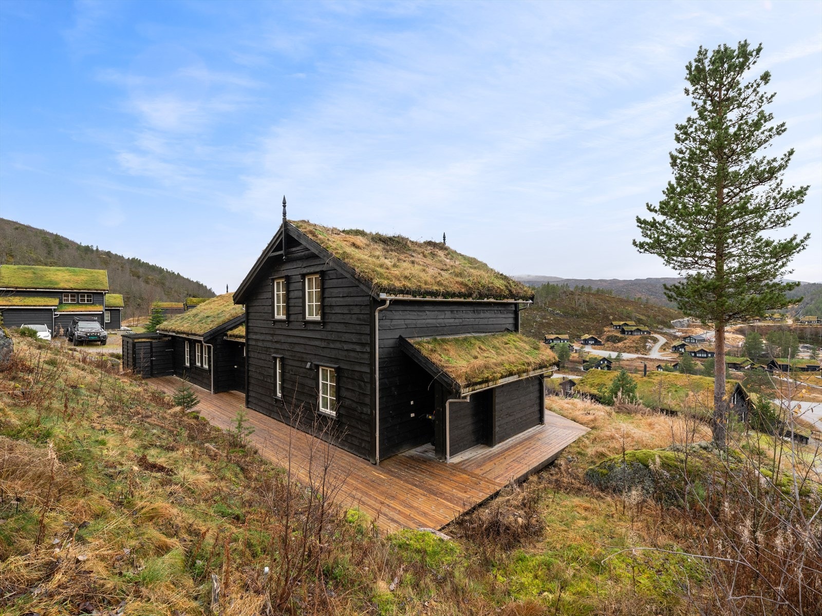 Terrassen omkranser hele hytten, noe som gjør det enkelt å finne både skygge, le for vinden og sol gjennom dagen. Galleribilde