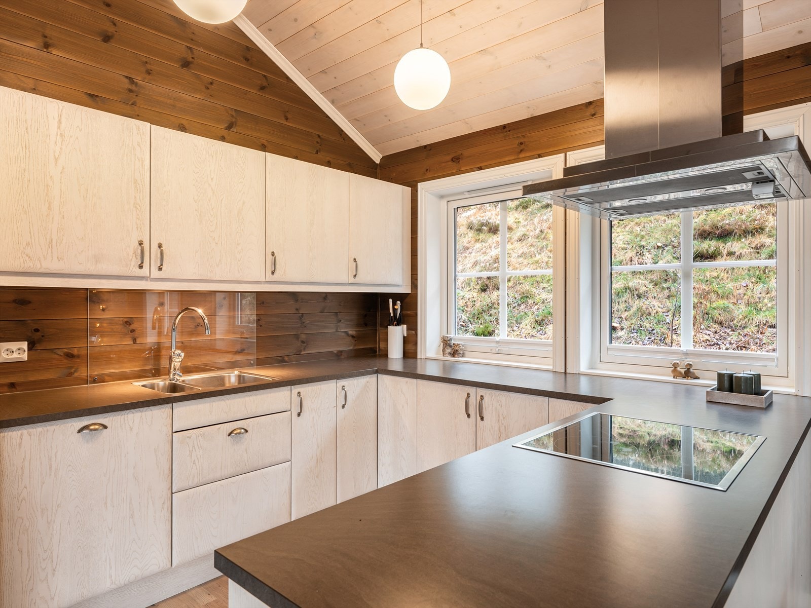 Integrerte hvitevarer som oppvaskmaskin, stekeovn og platetopp. Side by side kombiskap medfølger handelen. Galleribilde