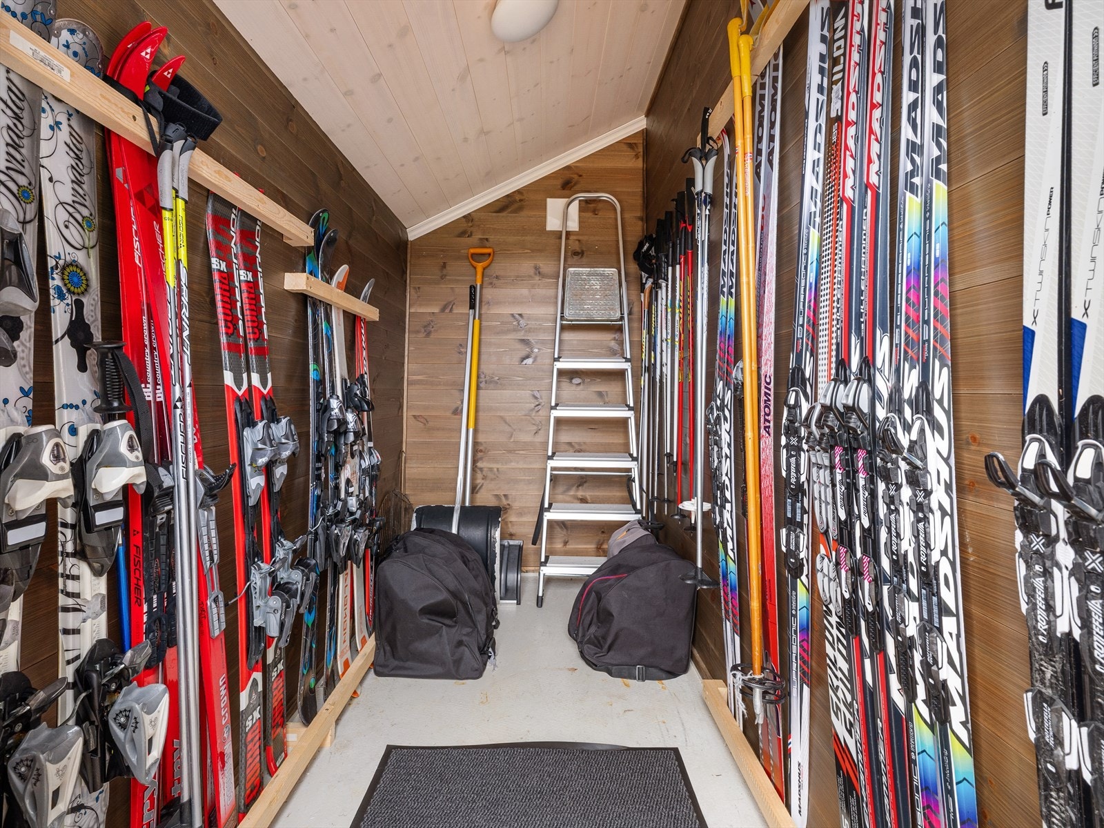 Her er det orden på skiutstyret, med god plass til både oppbevaring og smøring/prepping av ski. Alt ligger til rette for fine dager i snøen. Galleribilde