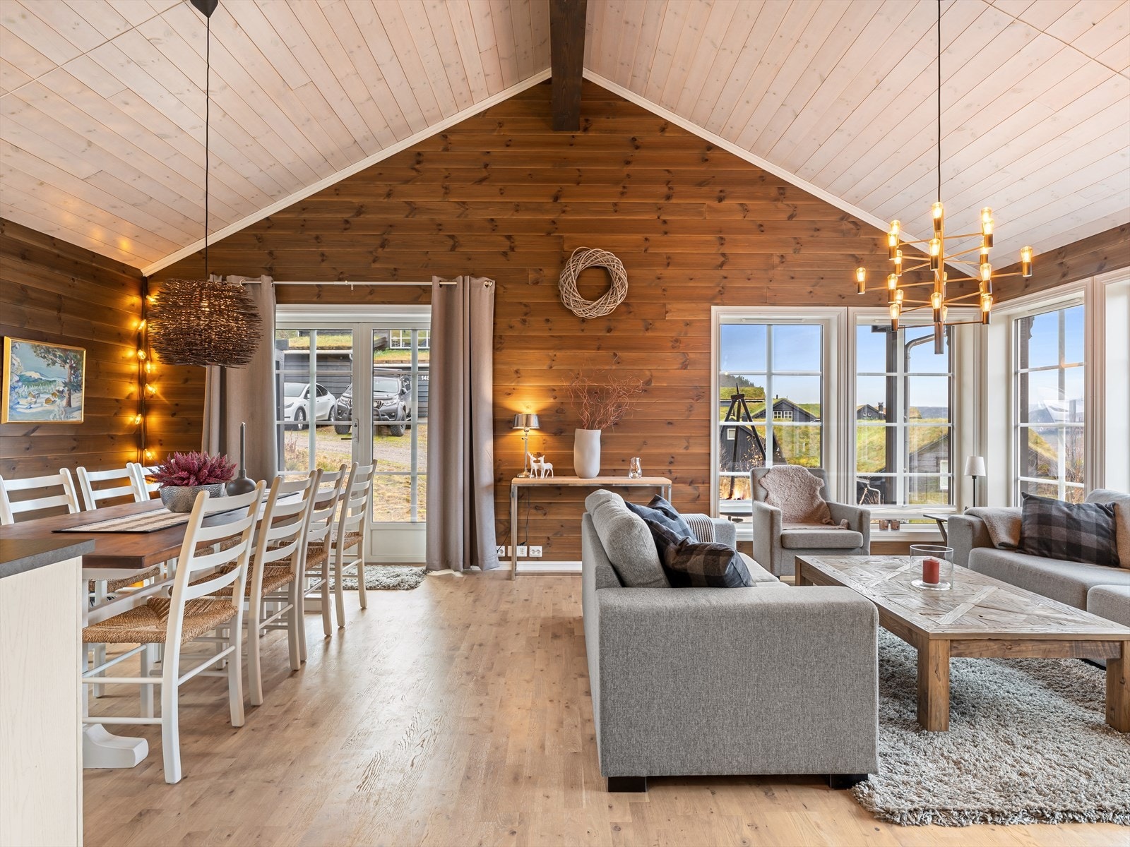 Herlig takhøyde og vinduer i massevis, som slipper inn dagslyset. Stor hovedstue m/flere soner. Galleribilde