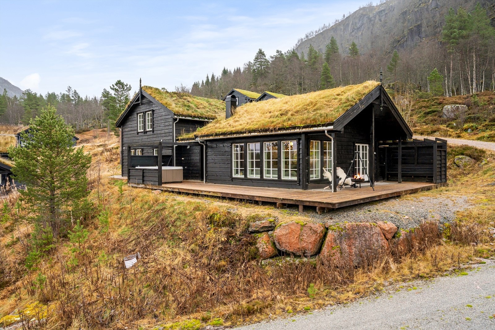 Dan Chruickshank presenterer: Delikat og komplett hytte (150 kvm) m/5 soverom, 2 stuer, 2 bad, badstue og jacuzzi. Rett i skisporet. Selveiertomt. Galleribilde