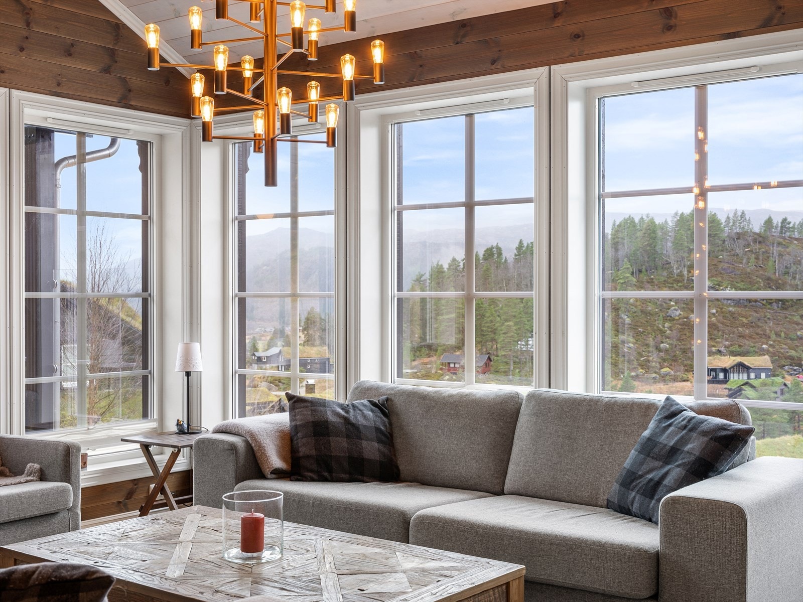 Her kan du nyte utsikten i alle retninger, mens de store vinduene lar naturen slippe inn. Galleribilde