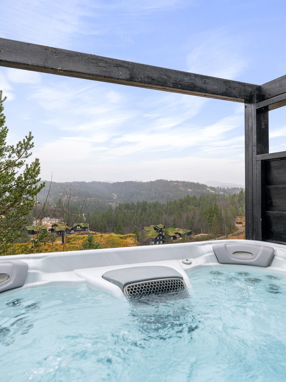 Ingen innsyn, men rikelig med utsikt. Her kan du virkelig senke skuldrene og slappe av. Galleribilde