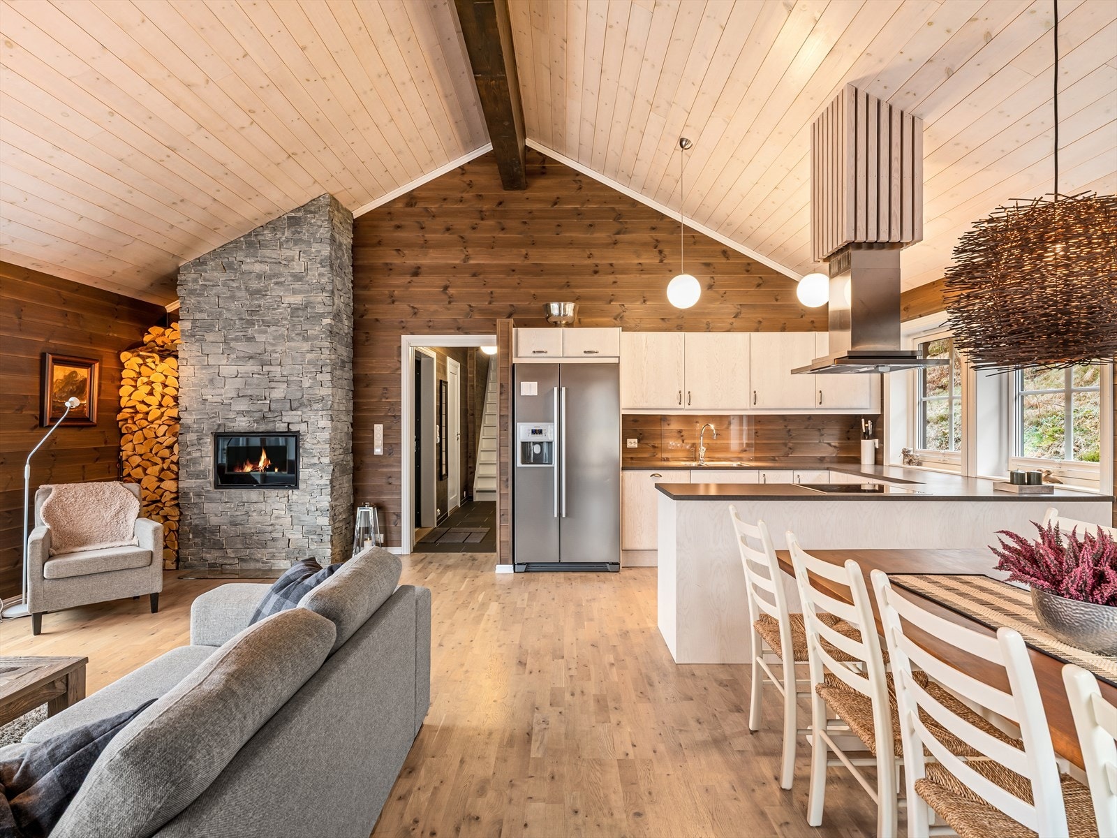 Takhøyde sammen med det naturlige lyset bidrar til flott atmosfære. Stedbygget peis i naturstein. Galleribilde