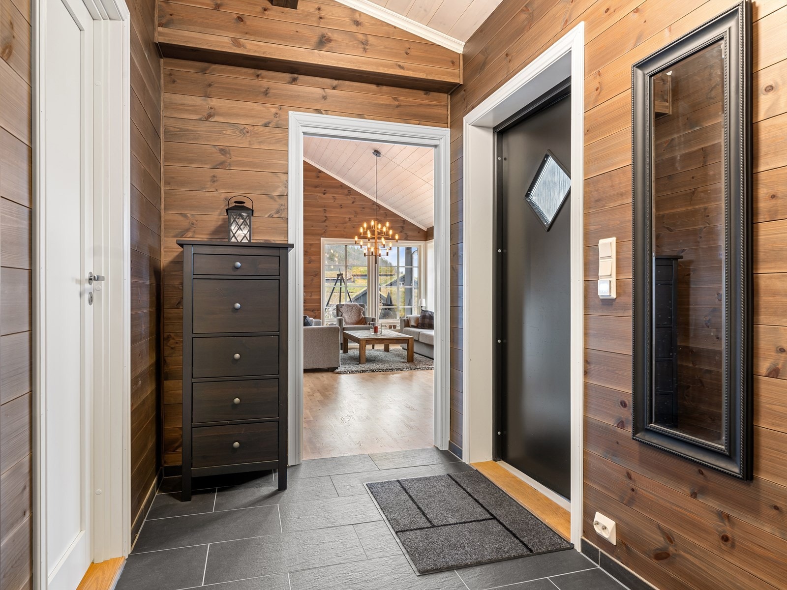 Fra gangen har man enkel tilgang til badet, samt praktiske utganger på hver side av hytten. Galleribilde