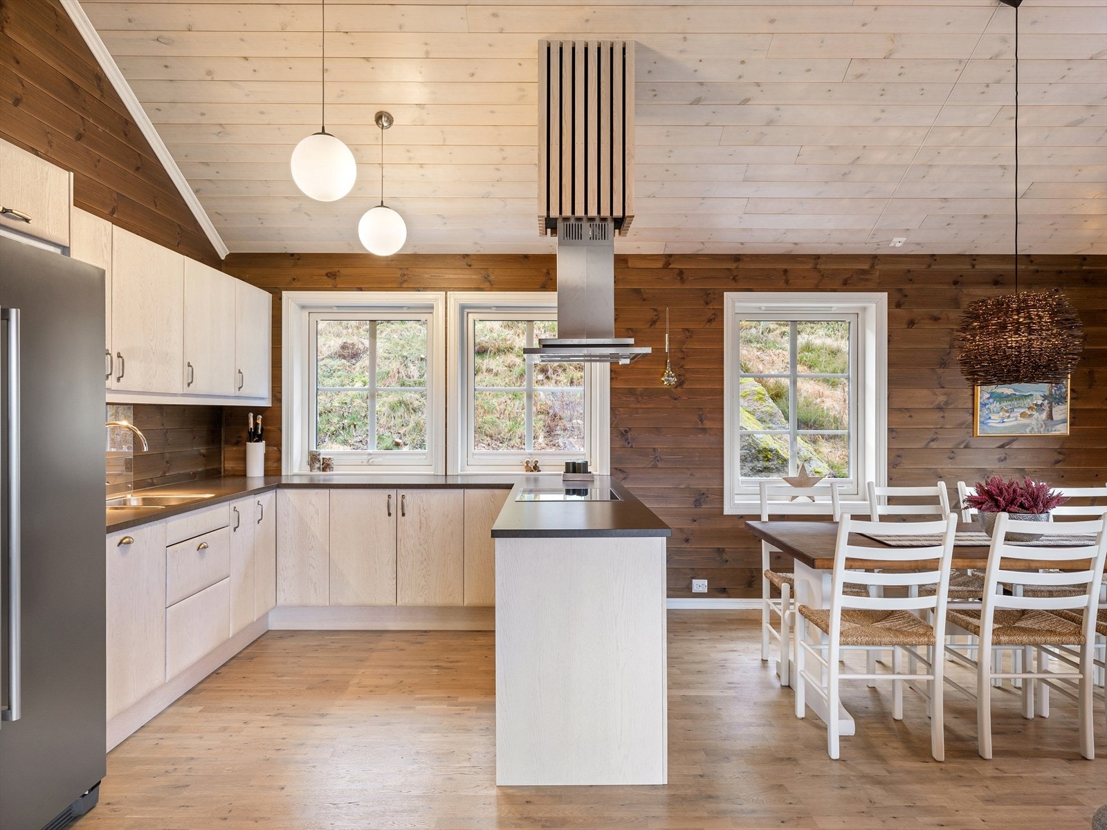 Et kjøkken som innbyr til bruk. Tidløst kjøkken med integrerte hvitevarer, mye benkeplass og godt med skapplass. Galleribilde