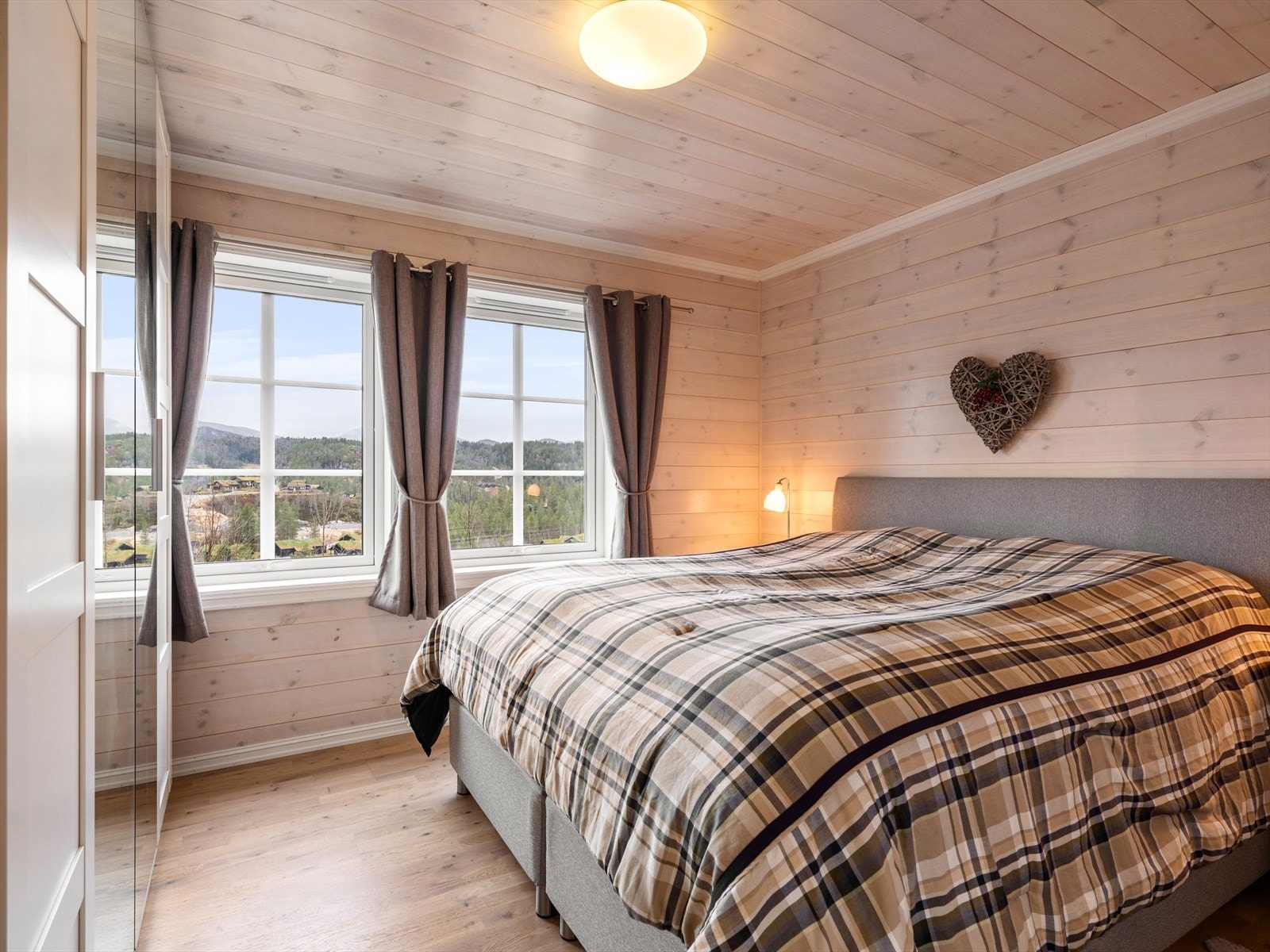 1 av 5 soverom. Hovedsoverommet har en nydelig utsikt og er utstyrt med flere garderobeskap for praktisk oppbevaring. Galleribilde