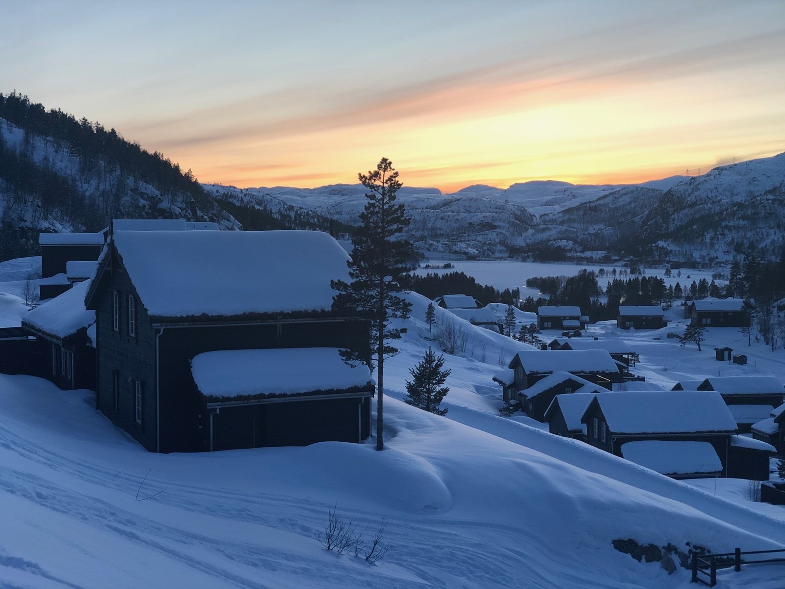 Privat bilde: Solnedgang med utsikt mot Øysteinsevja og Ræleheia. Galleribilde