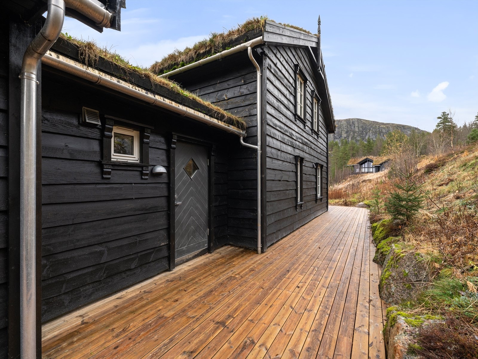 På baksiden av hytten finner du inngang 2, praktisk for en sømløs tid på fjellet. Rask tilgang til skistall/bod. Galleribilde