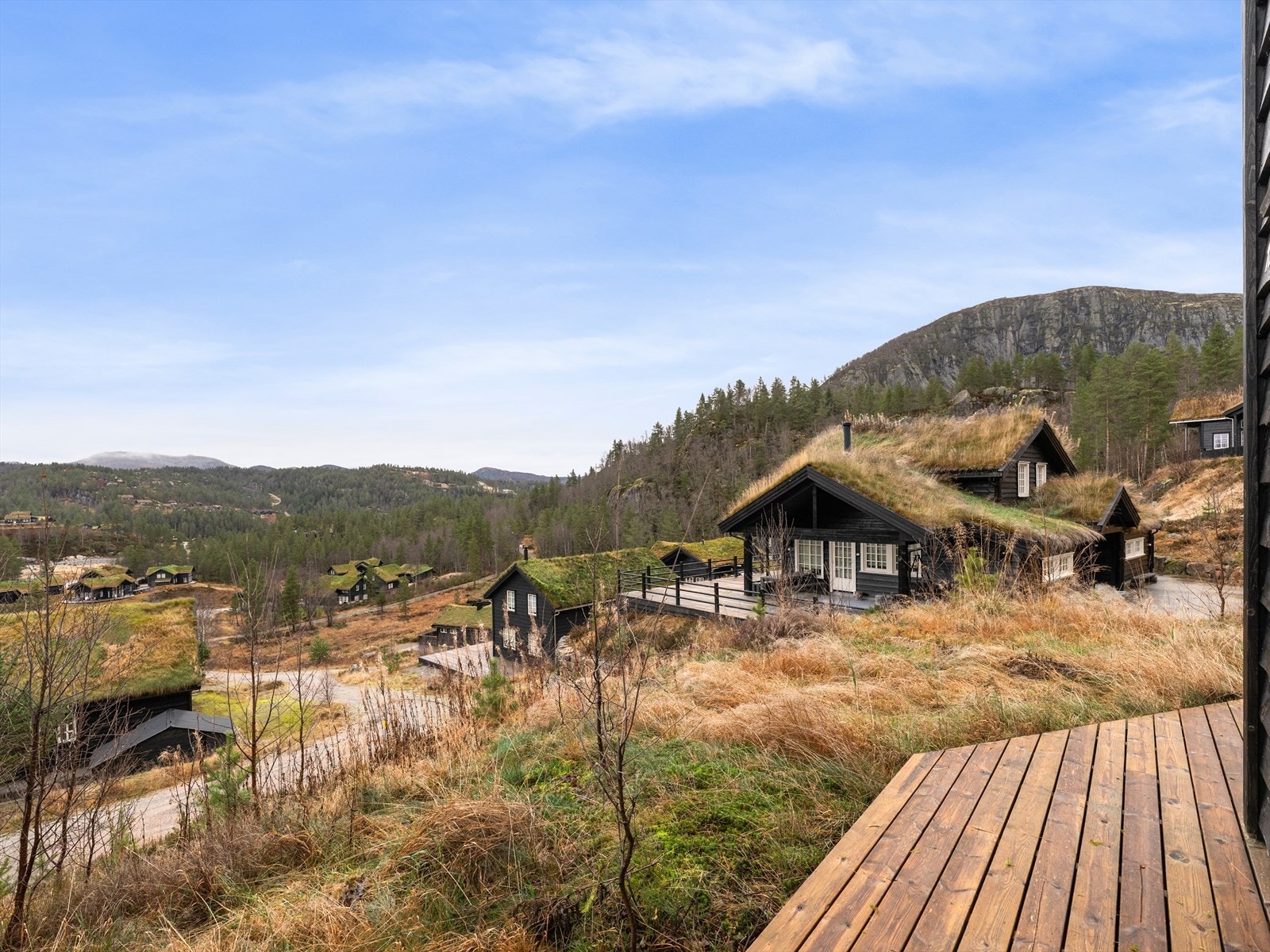 Flott plassert på feltet Solheim Fjellgrend, med skiløypen mot Flesebekk, Fiskebudalen, Donsen, Kvinen eller motsatt vei mot Furuåsen, Sinnes, Haugen som passerer rett utenfor. Galleribilde