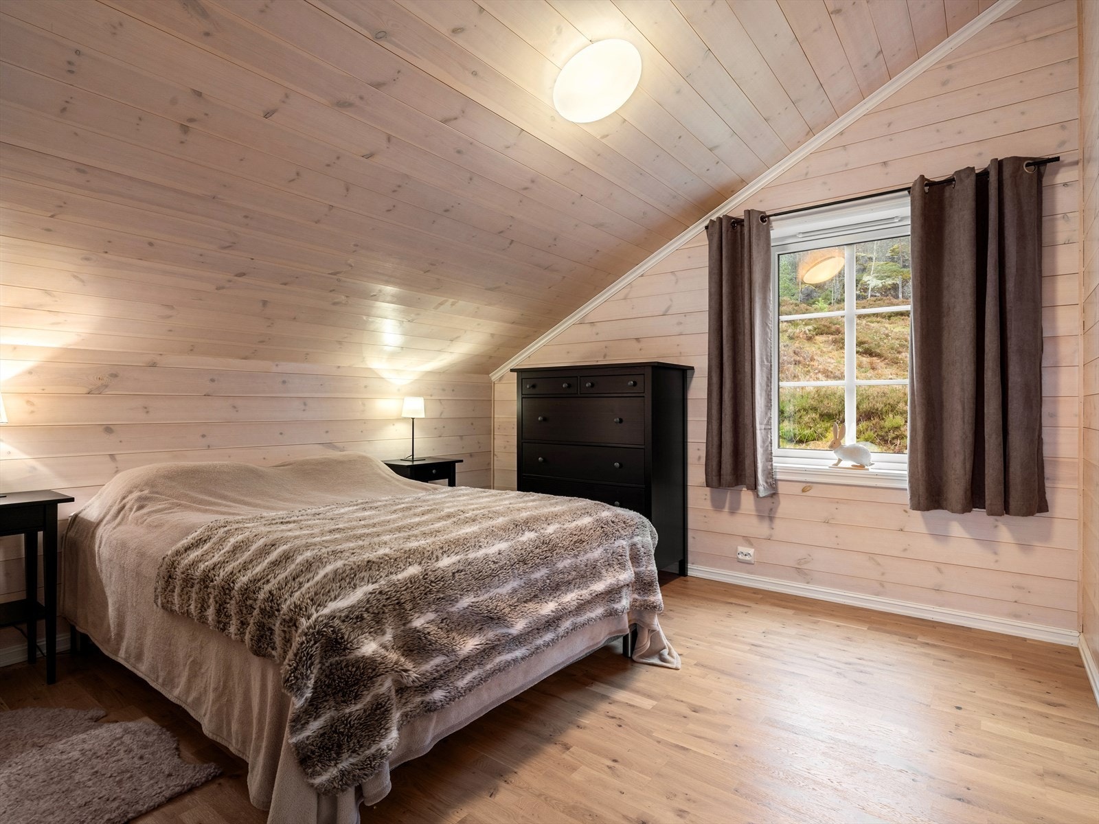 I andre etasje finner du de siste 2 soverommene (5). God plass til ekstra gjester i 2. etasje, eller nok plass til hele storfamilien er på besøk. Galleribilde