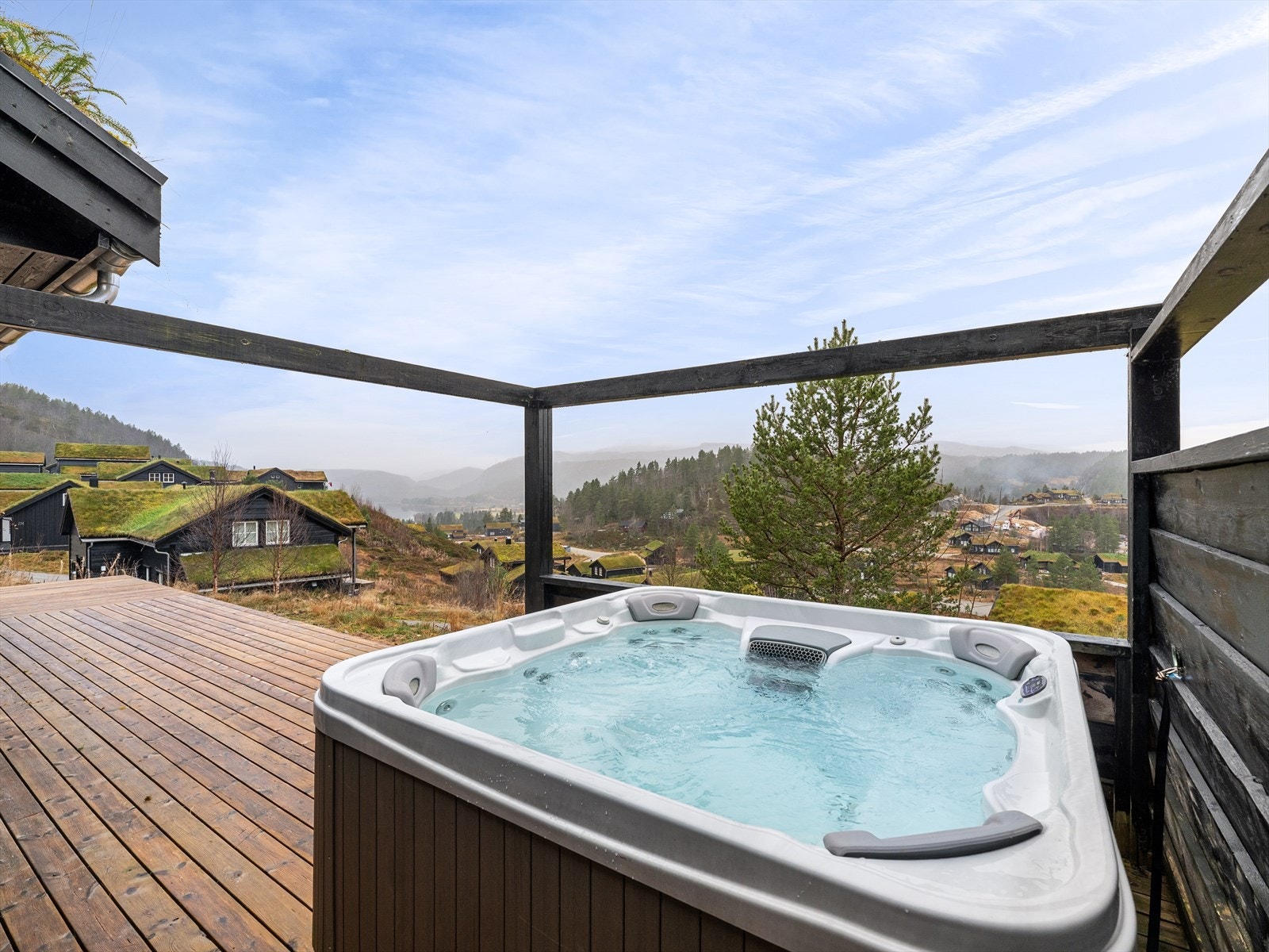 Dan Chruickshank presenterer: Delikat og komplett hytte (150 kvm) m/5 soverom, 2 stuer, 2 bad, badstue og jacuzzi. Rett i skisporet. Selveiertomt. Galleribilde