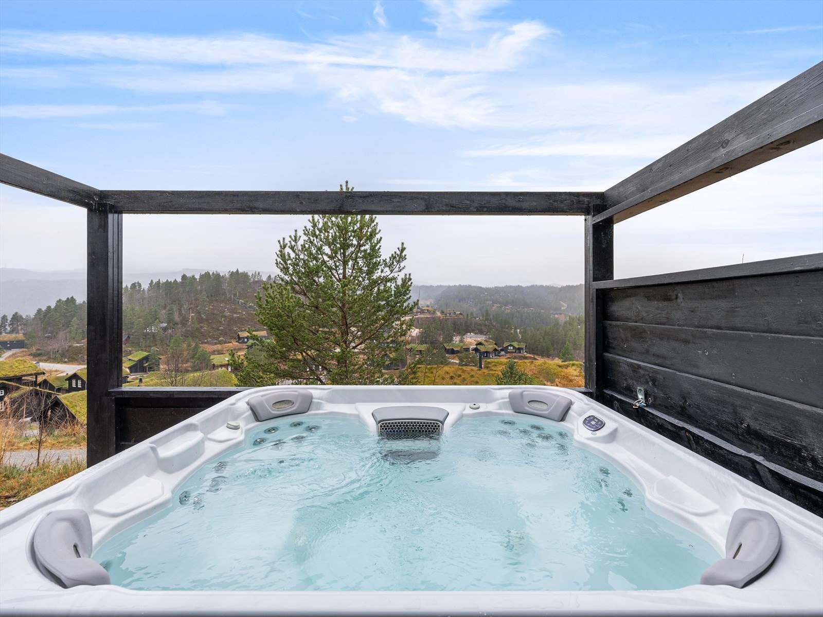 Med både badstue og jacuzzi ligger alt til rette for en avslappende spahelg på hytten. Jacuzzi medfølger i handelen. Galleribilde