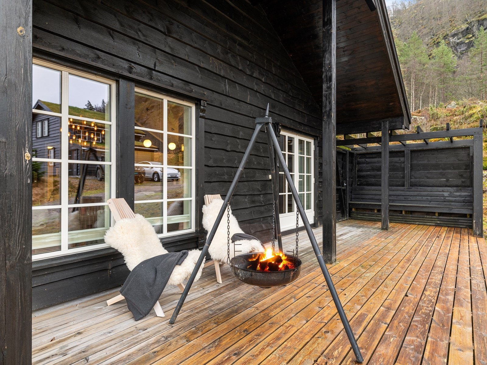 Rikelig med plass til sittegrupper og bålpanne. Lun og solrik terrasse. Enkelt for barna å springe til lekekamerater. Galleribilde