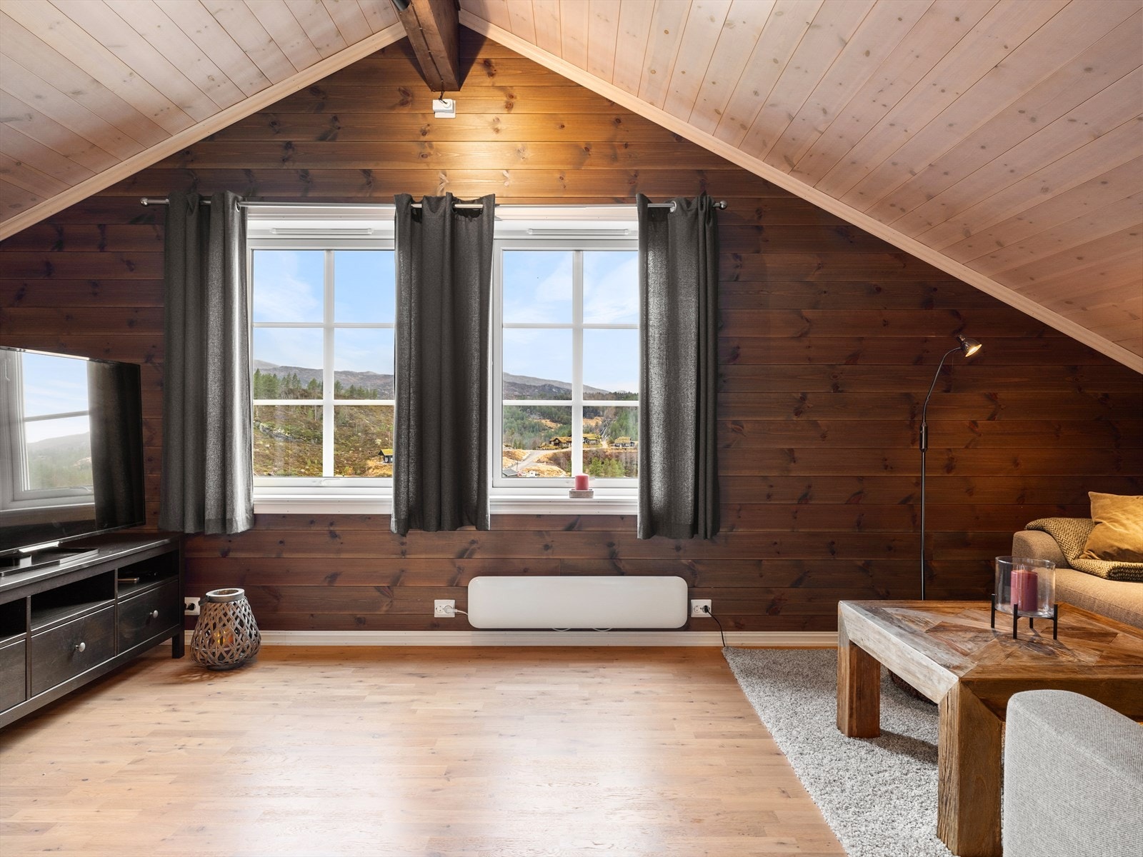 Stor loftstue med tv-stue. God plass til både hjemmekontor og sofagruppe. Galleribilde