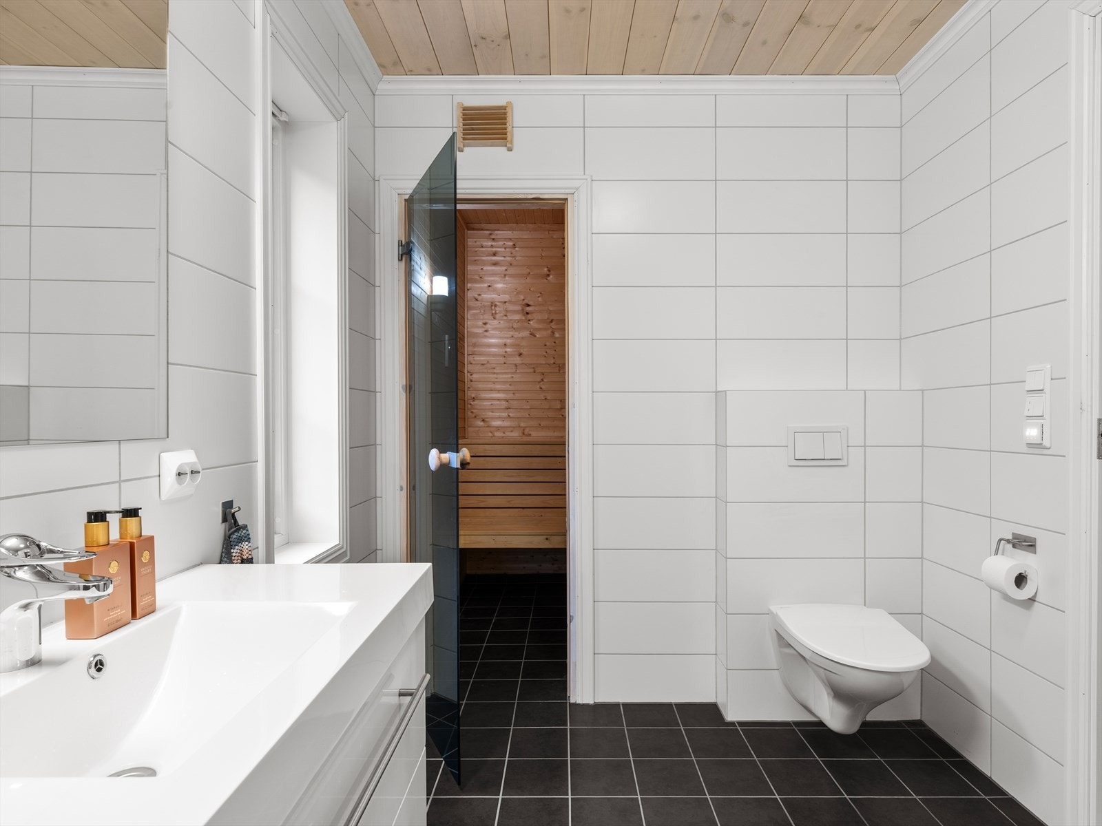 Fra badet har du direkte tilgang til badstuen. En luksus som er ekstra kjekt å ha på hytten på fjellet. Galleribilde