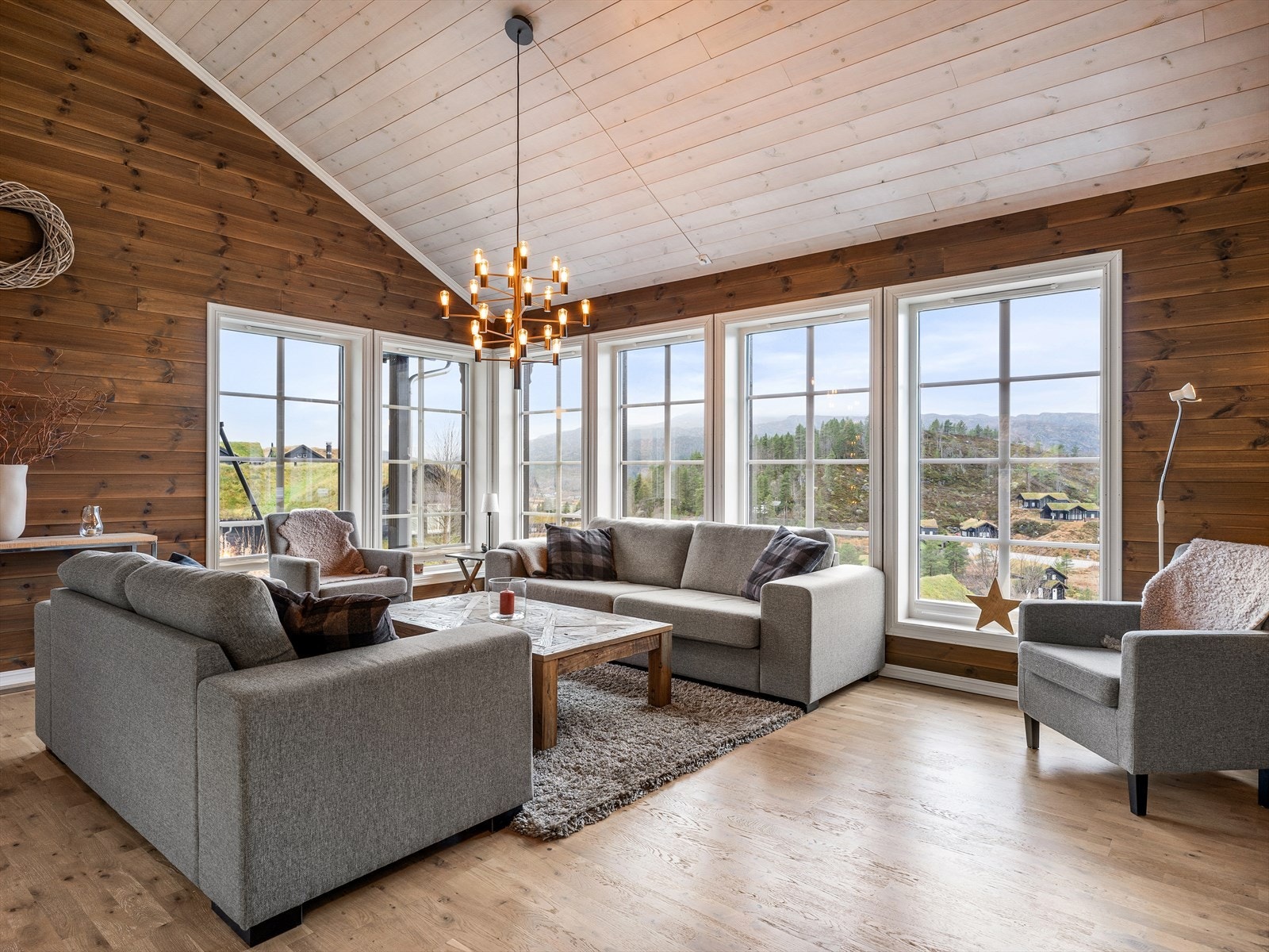 Her kan du nyte utsikten i alle retninger, mens de store vinduene lar naturen slippe inn. Galleribilde