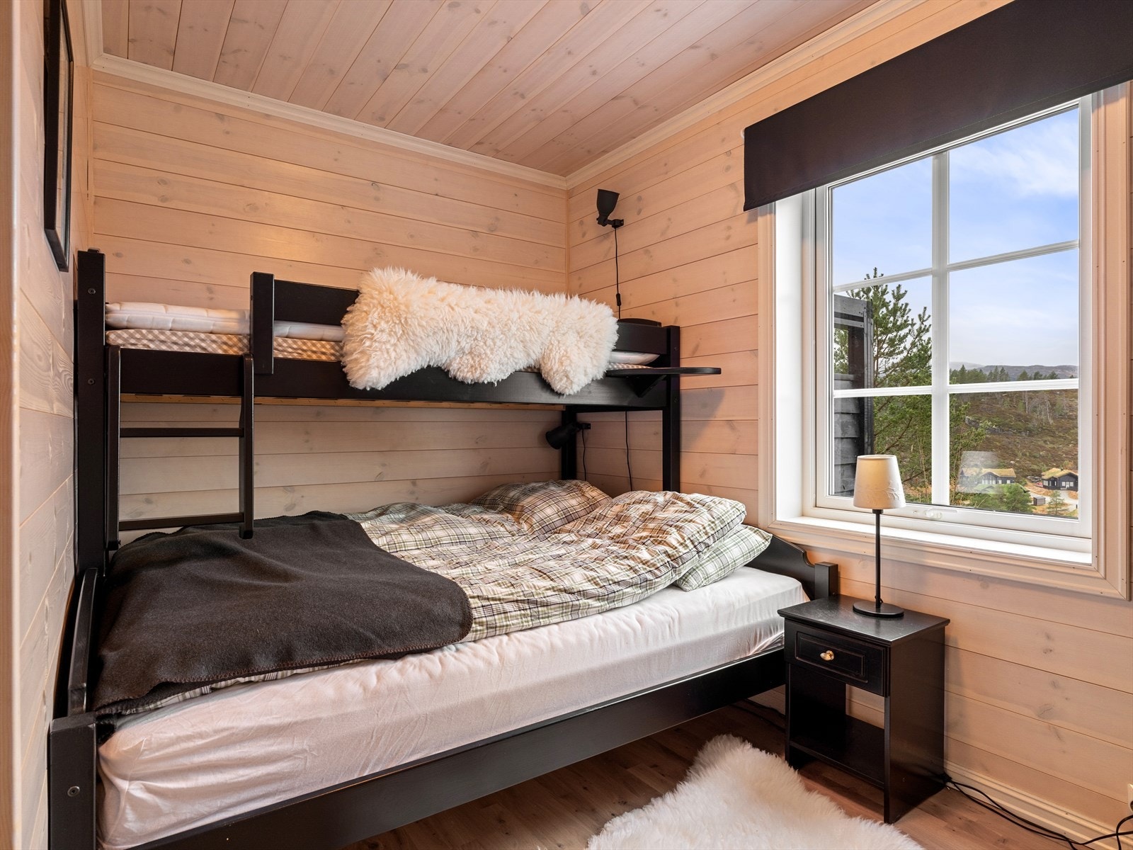 1 av 5 soverom. Rikelig med sengeplasser for familie og besøk. God størrelse på alle soverom. Galleribilde