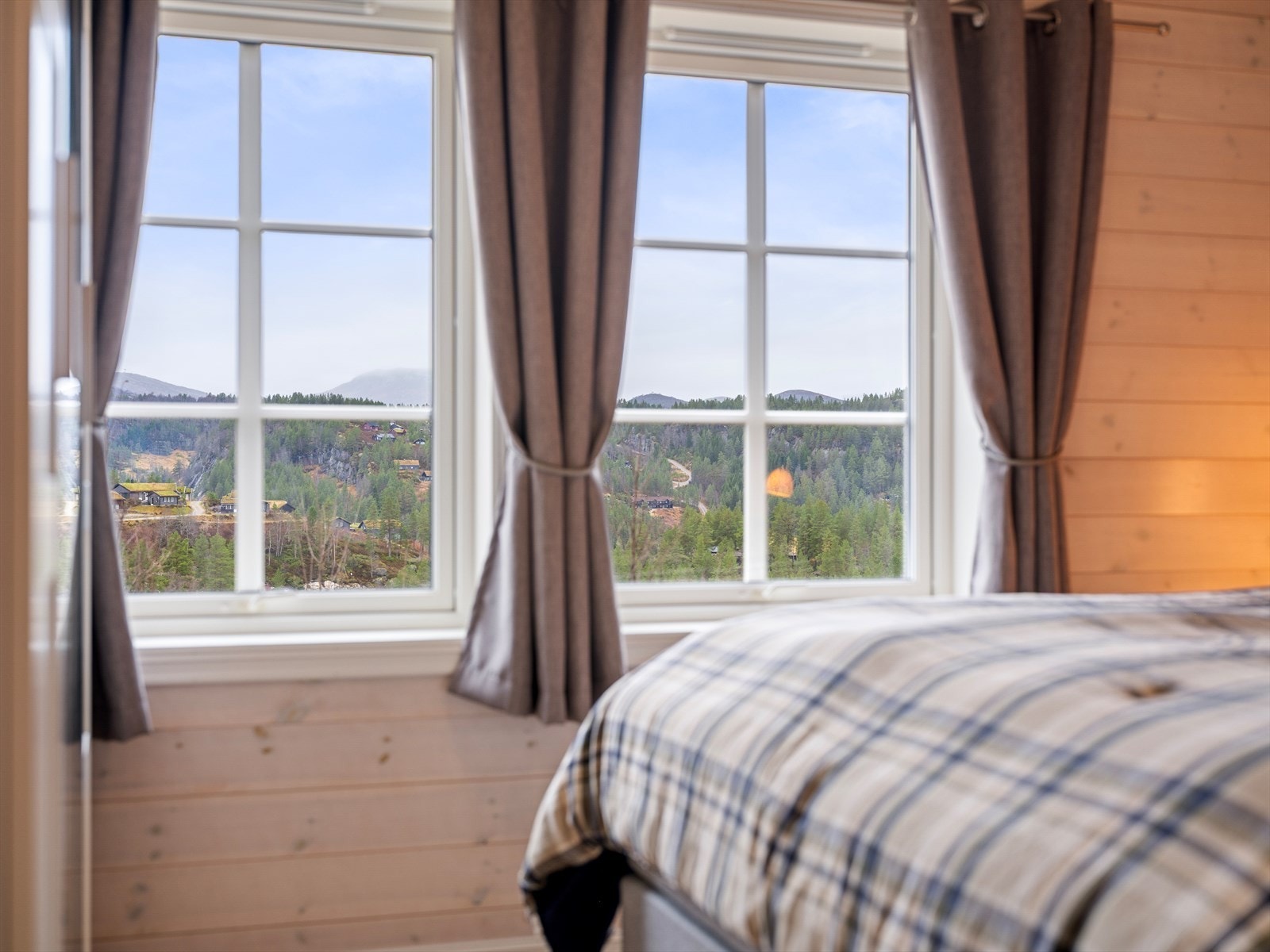 Det er herlig å våkne opp til denne fantastiske utsikten, enten det er sommer eller vinter. Galleribilde