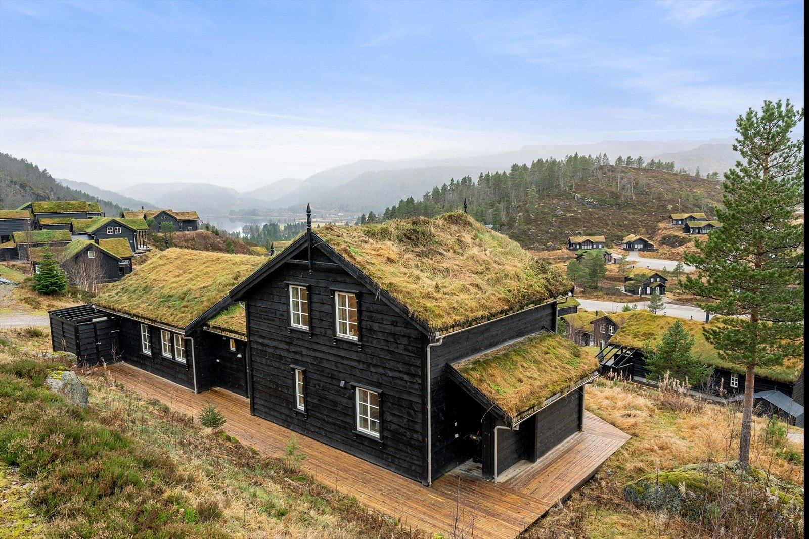 Dan Chruickshank presenterer: Delikat og komplett hytte (150 kvm) m/5 soverom, 2 stuer, 2 bad, badstue og jacuzzi. Rett i skisporet. Selveiertomt. Galleribilde