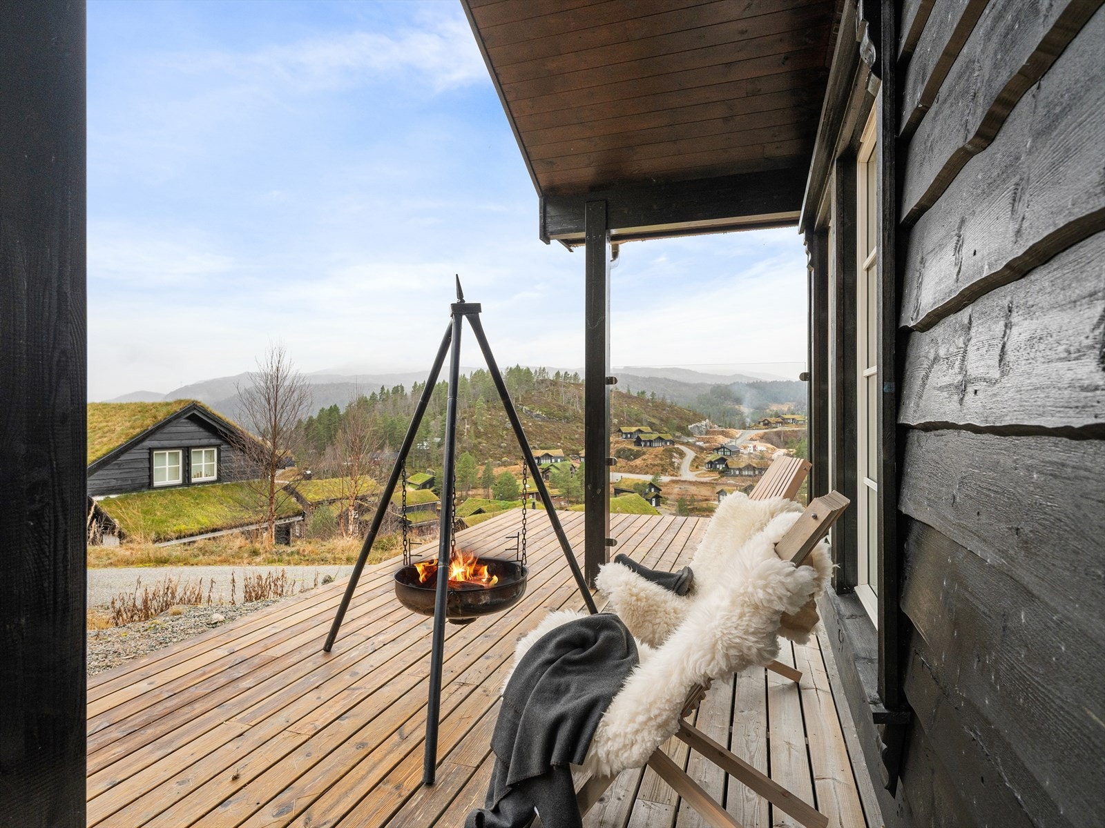 Rikelig med plass til sittegrupper og bålpanne. Lun og solrik terrasse. Enkelt for barna å springe til lekekamerater. Galleribilde